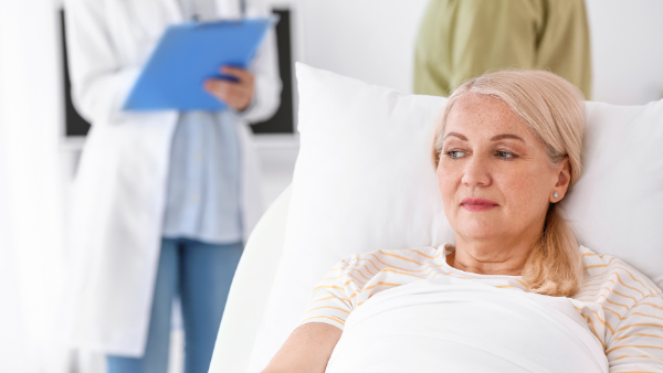 pięćdziesięcioletnia kobieta czeka na operację na nietrzymanie moczu po menopauzie